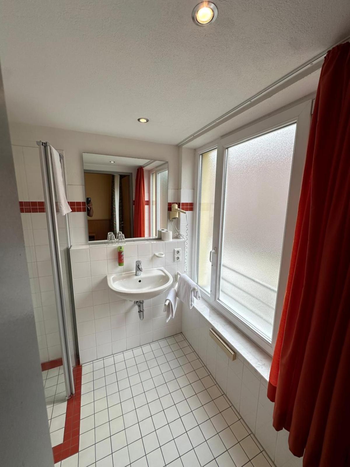 Gasthaus - Hotel Neue Post Meitingen エクステリア 写真