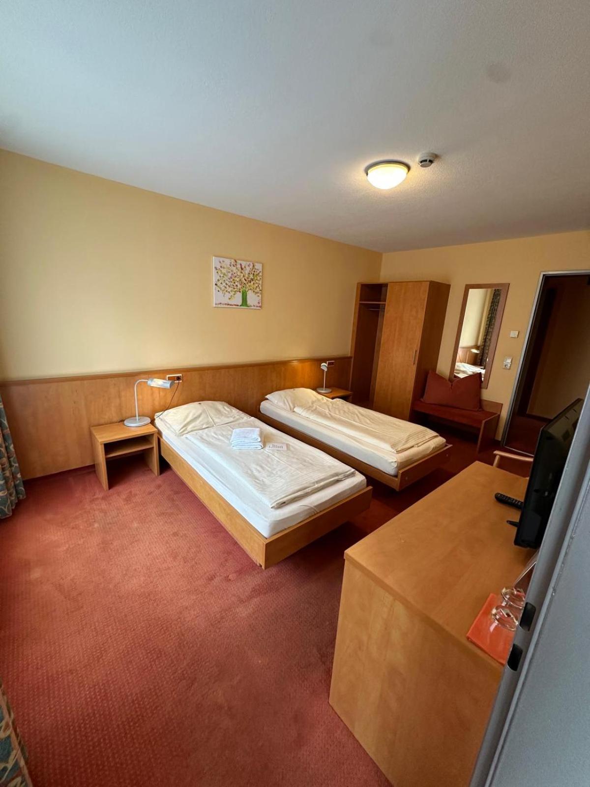 Gasthaus - Hotel Neue Post Meitingen エクステリア 写真