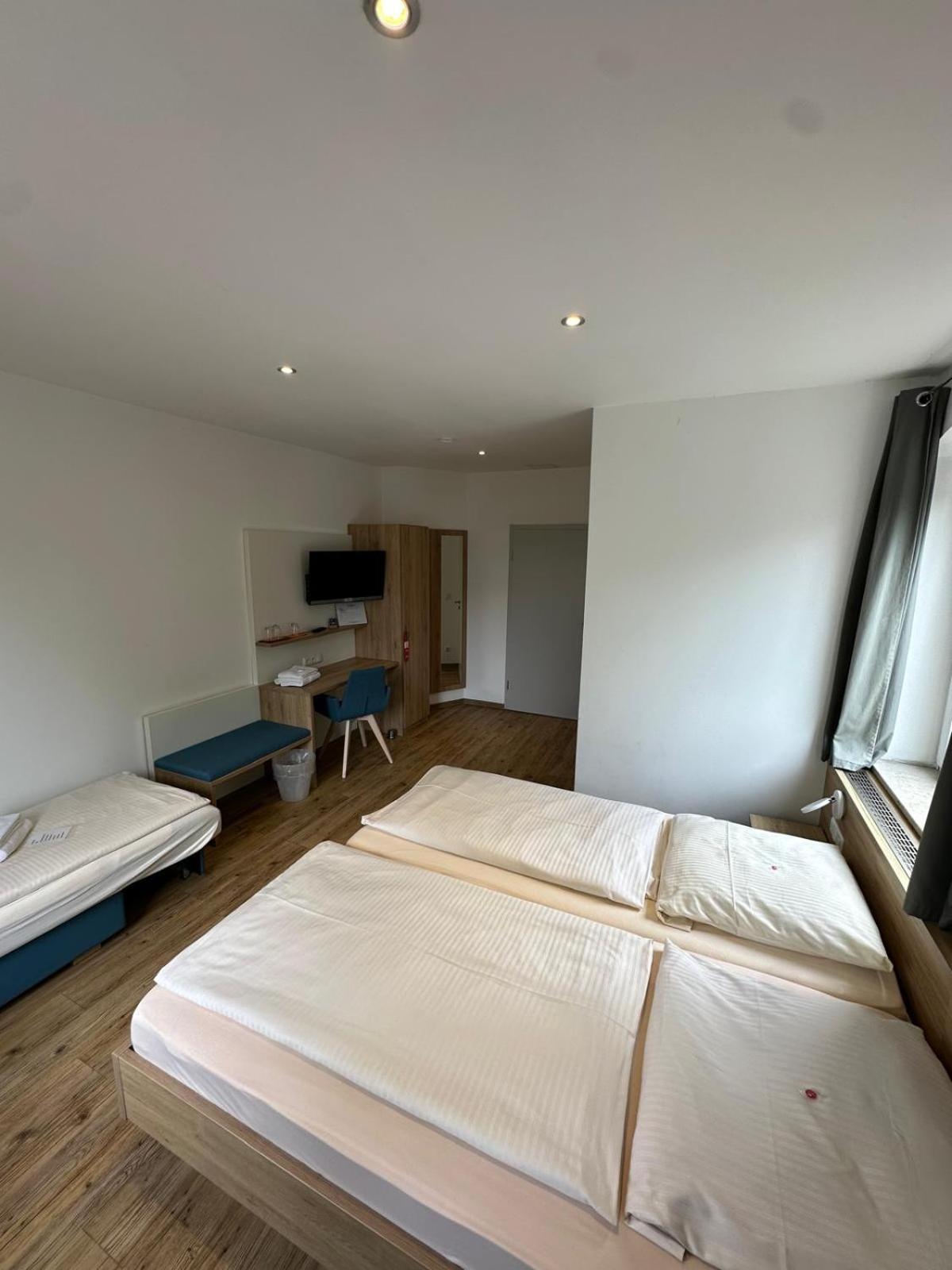 Gasthaus - Hotel Neue Post Meitingen エクステリア 写真