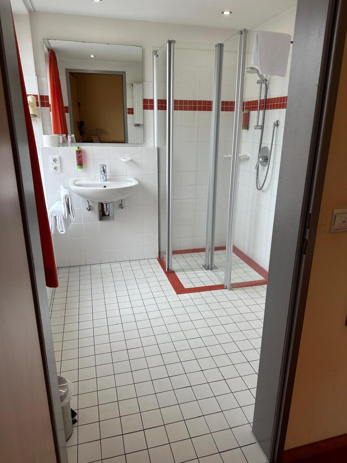Gasthaus - Hotel Neue Post Meitingen エクステリア 写真