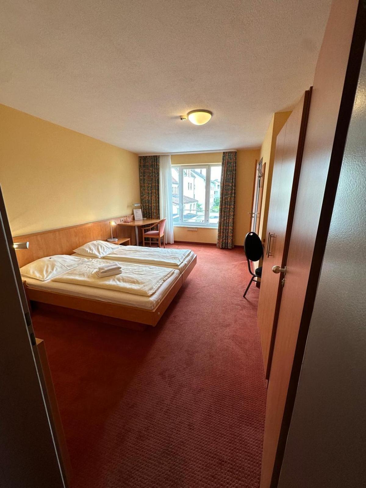 Gasthaus - Hotel Neue Post Meitingen エクステリア 写真