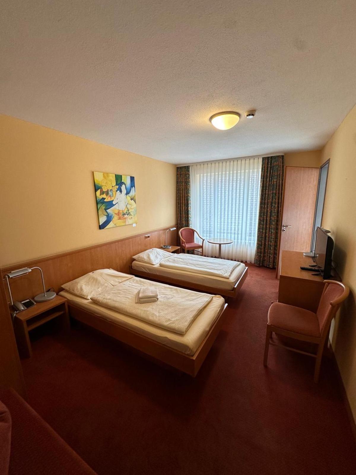 Gasthaus - Hotel Neue Post Meitingen エクステリア 写真