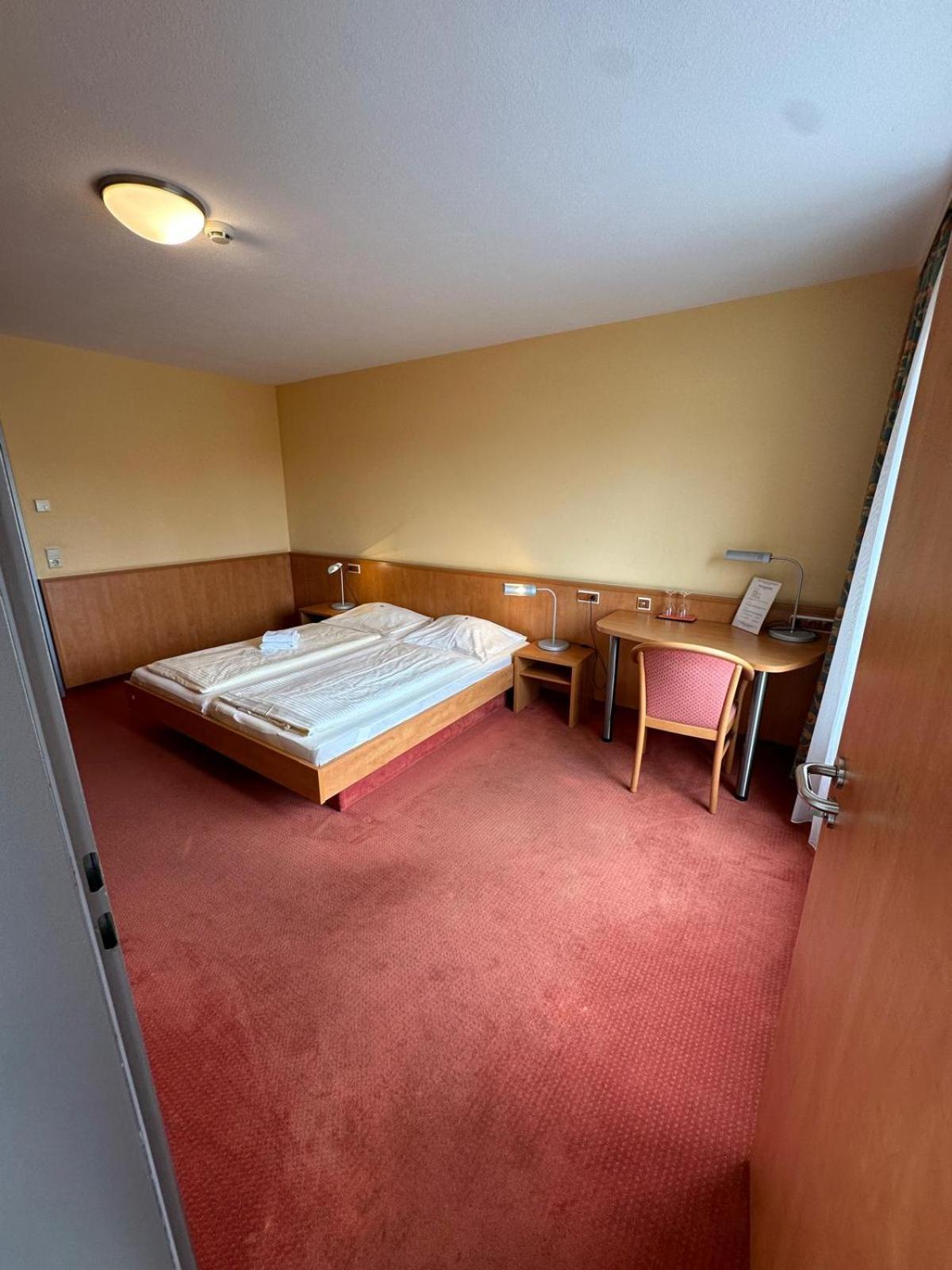 Gasthaus - Hotel Neue Post Meitingen エクステリア 写真
