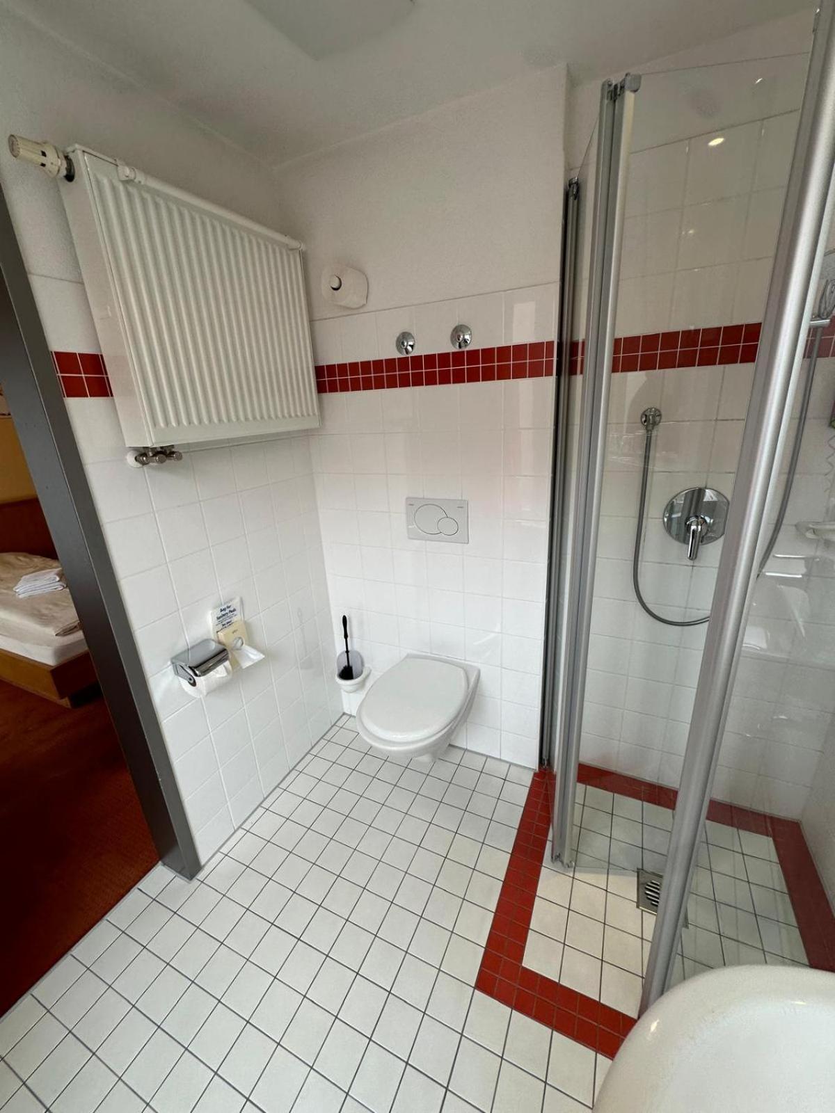 Gasthaus - Hotel Neue Post Meitingen エクステリア 写真