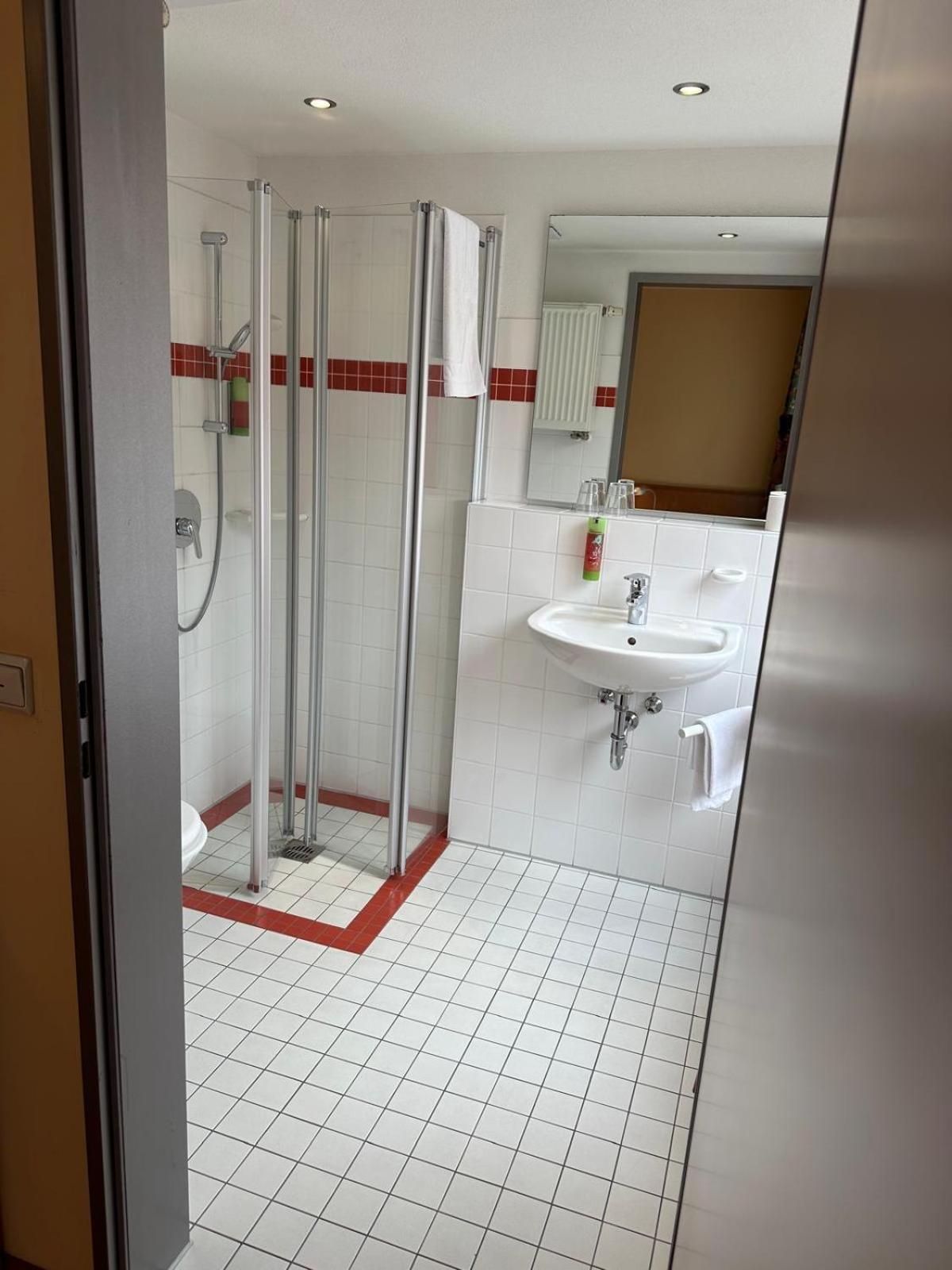 Gasthaus - Hotel Neue Post Meitingen エクステリア 写真