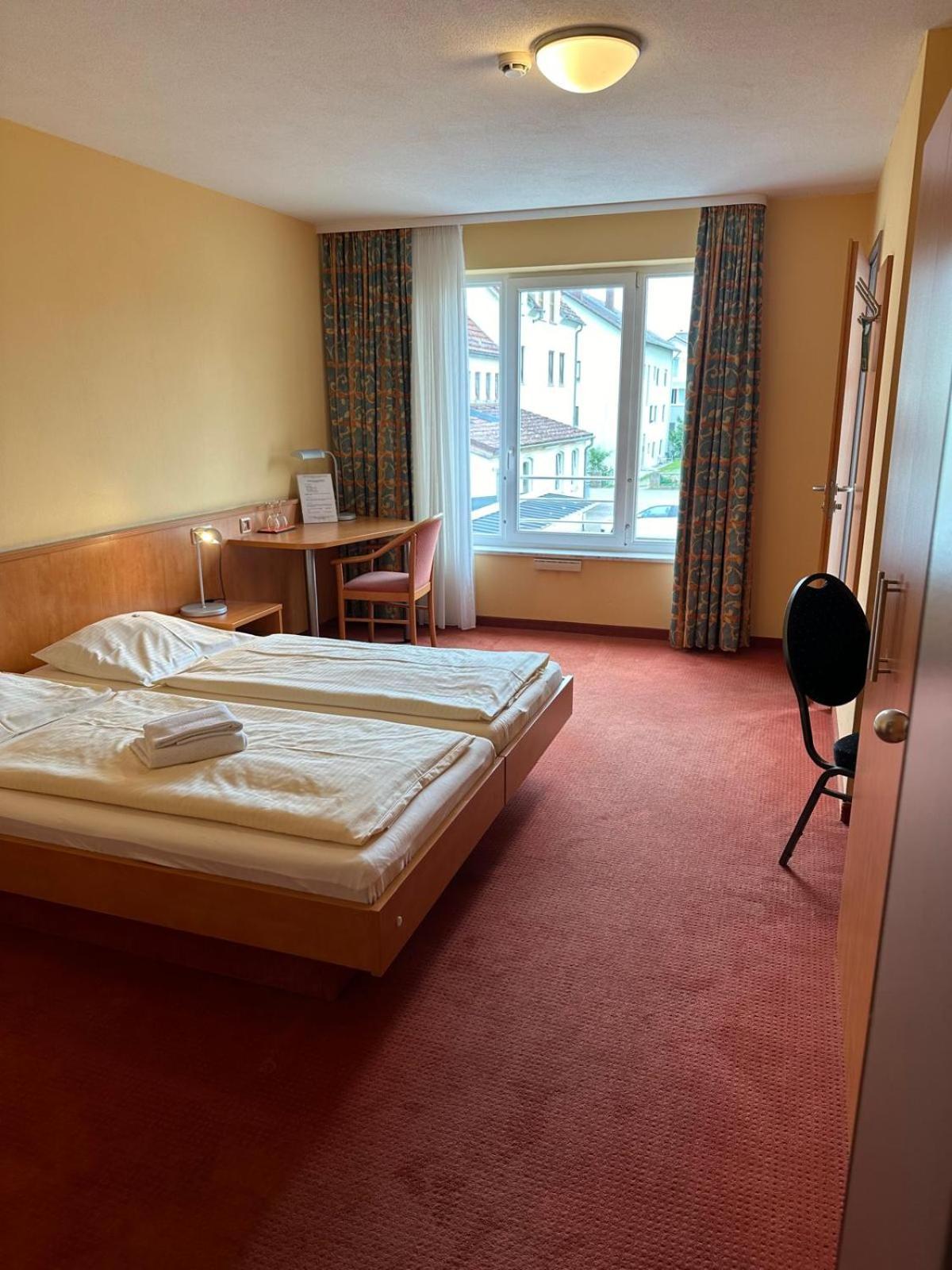 Gasthaus - Hotel Neue Post Meitingen エクステリア 写真