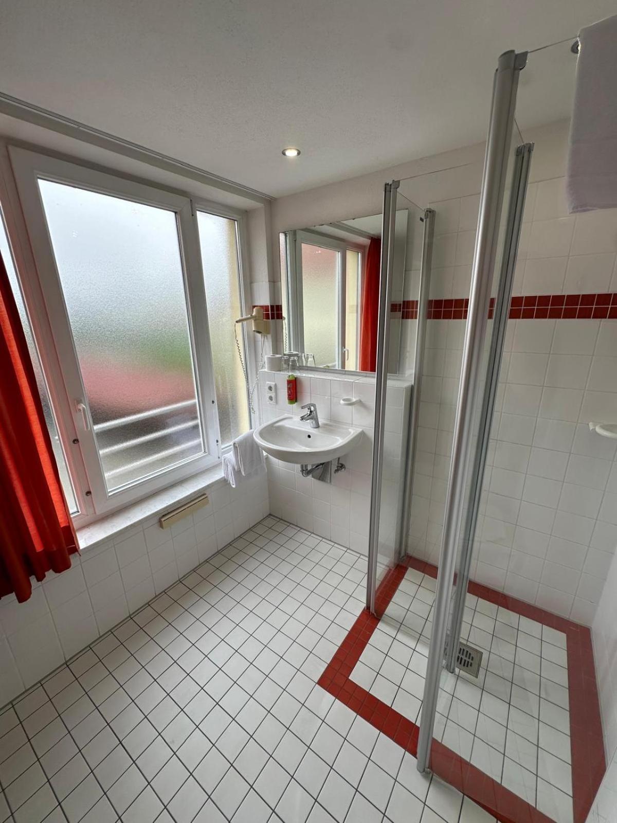 Gasthaus - Hotel Neue Post Meitingen エクステリア 写真